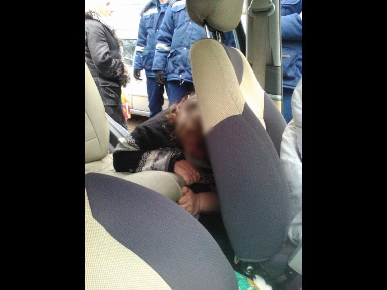 Таксист воспользовался бритой киской рыжей пассажирки на заднем сидении
